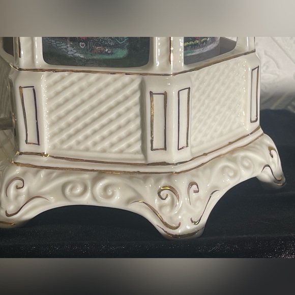 2005 THOMAS KINKADE Porcelain Gazebo Rotating Musical Light Lamp with Cottages - Picture 7 of 14